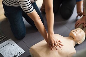 Erste Hilfe-Übung an einem Dummy